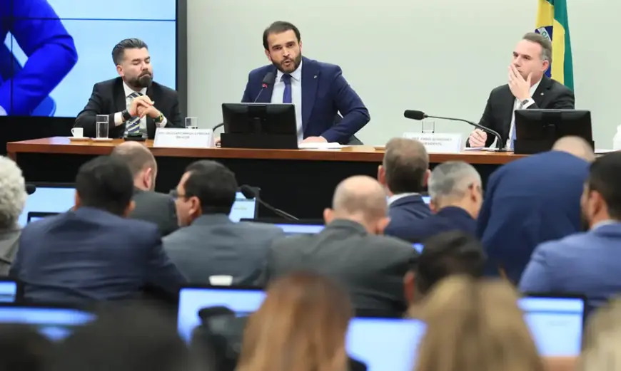 Relator vota para arquivar processo de cassação de Eduardo Bolsonaro