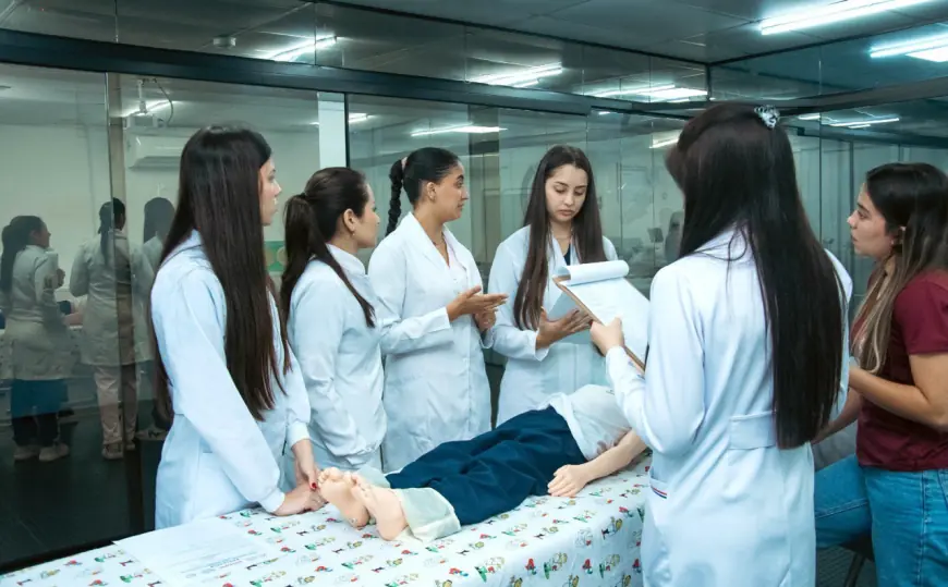 Medicina na UCP de Pedro Juan: estações de simulação clínica garantem excelência no preparo para o Revalida