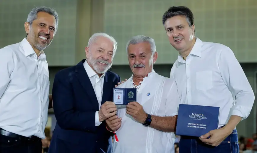 Carteira Docente é documento que valoriza profissão, diz professora