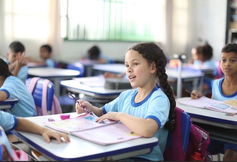 Escolas brasileiras recebem guias para analisar resultados do Ideb e planejar melhorias