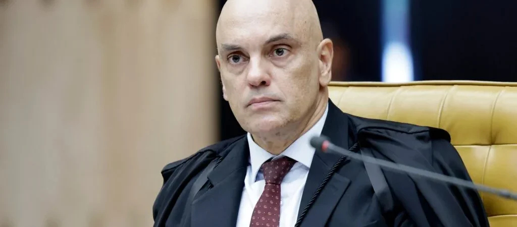 Nova turbulência no STF: reportagem liga Moraes a voos em jatos associados a Vorcaro