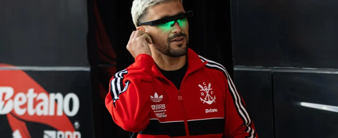 Arrascaeta chama atenção com óculos de luz verde antes de jogo do Flamengo; entenda a tecnologia