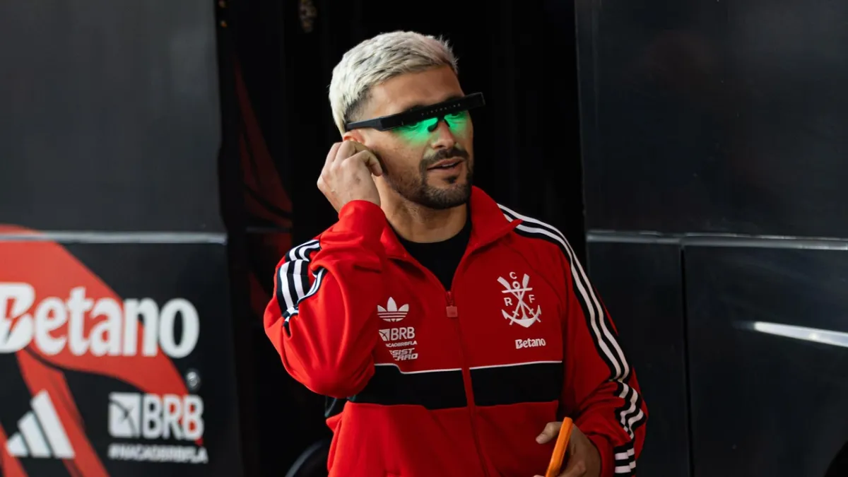 Arrascaeta chama atenção com óculos de luz verde antes de jogo do Flamengo; entenda a tecnologia