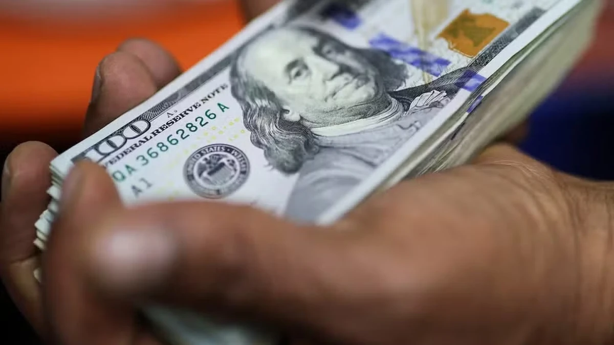 Dólar sobe e Ibovespa recua em meio à cautela dos investidores