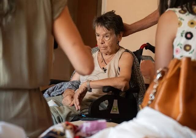 Após protestos, idosa de 87 anos despejada na Espanha recebe oferta para voltar para casa