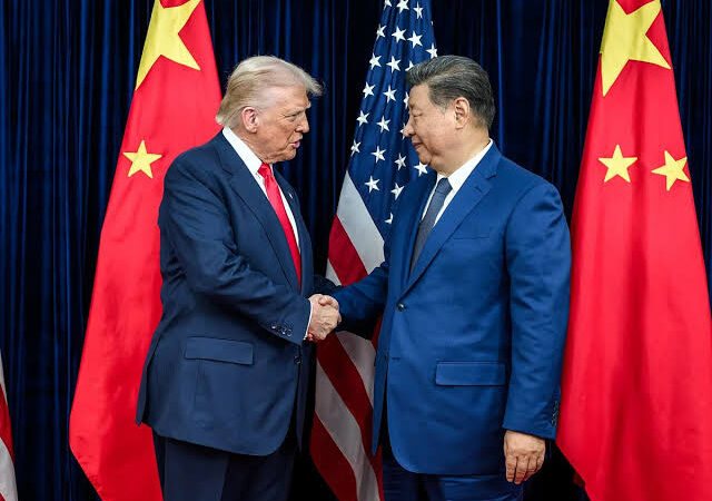 Dólar abre em queda com foco em recuo do petróleo e reunião entre Trump e Xi Jinping