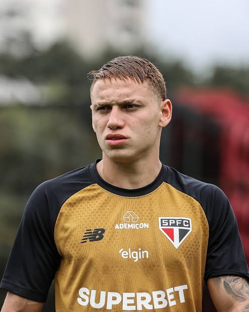 São Paulo negocia lateral de 18 anos com Palmeiras e mantém metade dos direitos