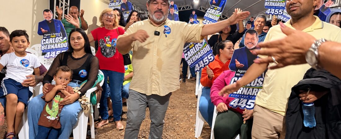 Mesmo sob chuva, Carlos Bernardo reúne centenas de apoiadores em Dourados