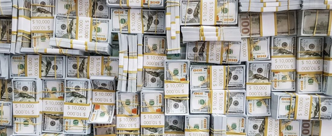 Dólar oscila perto de R$ 5,22 e Ibovespa avança às vésperas das eleições